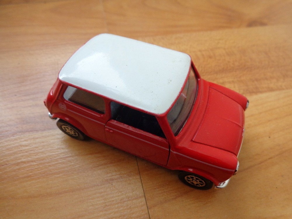 CORGI 1/36 CLASSIC SPECIAL RED MINI COOPER WITH WHITE ROOF DIECAST MODEL CAR