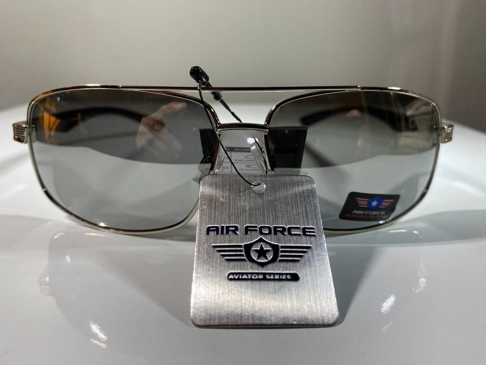 Men's aviation style sunglasses with wire frame and reflective gray lenses