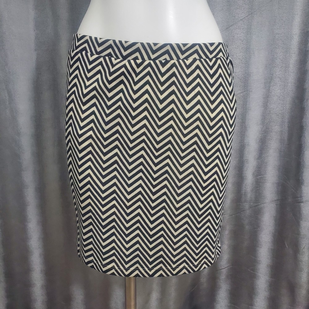 HIP Black & White Zig-Zag Striped Mini Skirt Size L NWT  