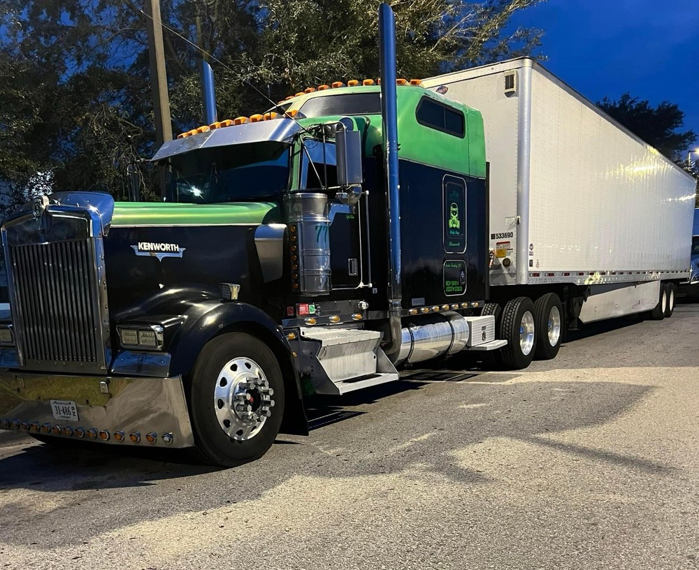 1999 Kenworth W900L. Black And Green. CAT 3406E. HP 475. 13 Speed Transmission.