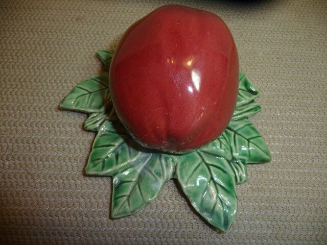 VINTAGE POTTERY RED AOOKE LEAF WALL POCKET USA GORGEOUS COLOR  MCCOY ?