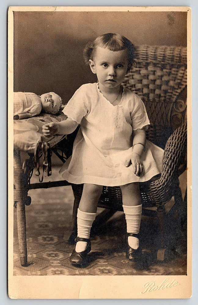 RPPC VINTAGE OLD ANTIQUE REAL PHOTO POSTCARD GIRL KID DRESS DOLL WICKER CHAIR