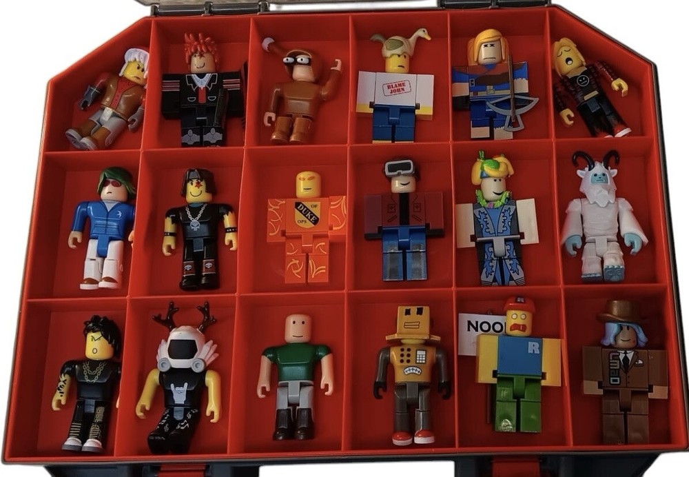 Various Roblox 18 Figures with Storage Case & Accessories