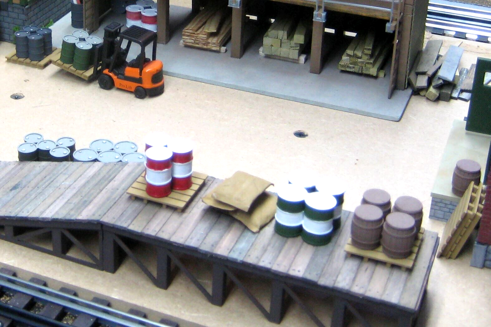 O GAUGE ASSORTED BARRELS and DRUMS can use with LIONEL and MTH Railroad layouts