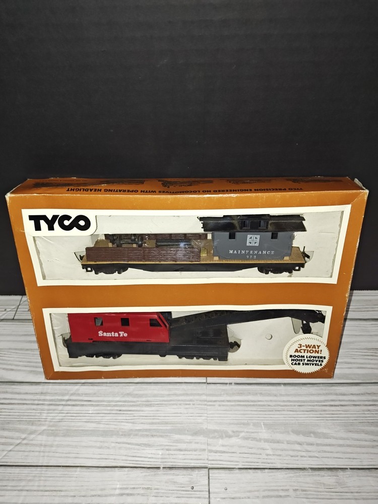 HO Scale Tyco #932 Operating Crane Car with Boom Tender Collectible