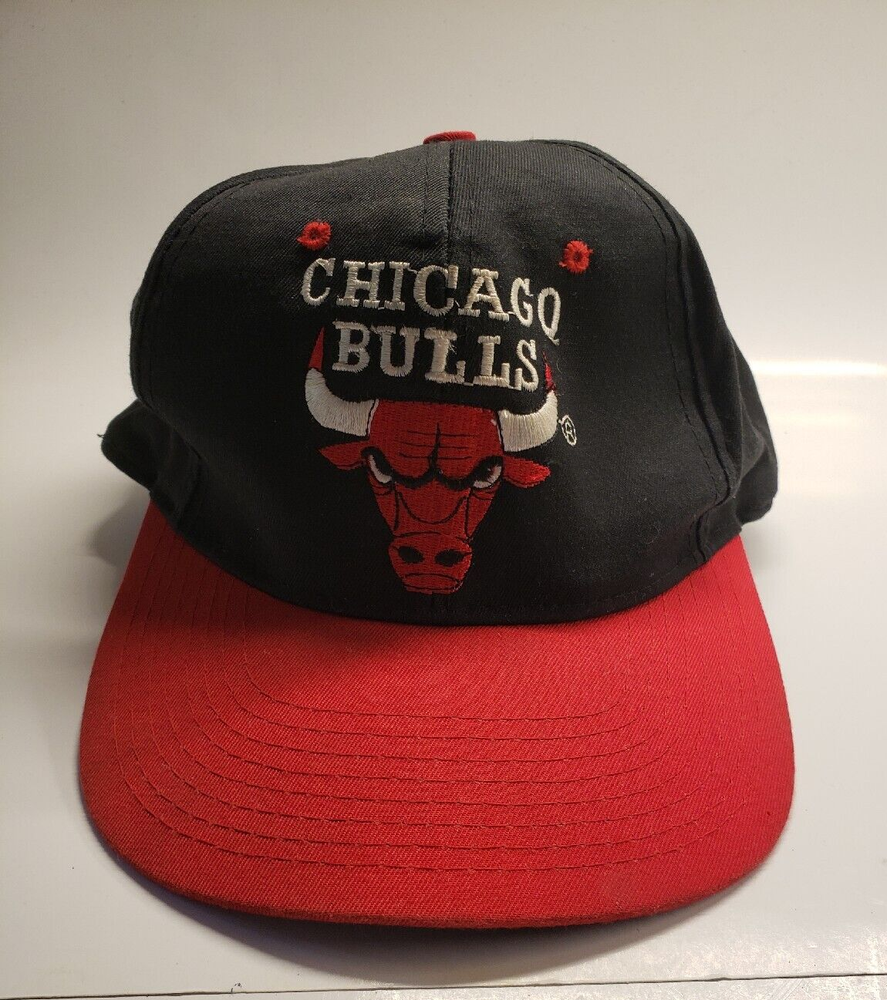 Chicago Bulls Snapback Baseball Hat NBA Two Tone Black with Red bill VINTAGE