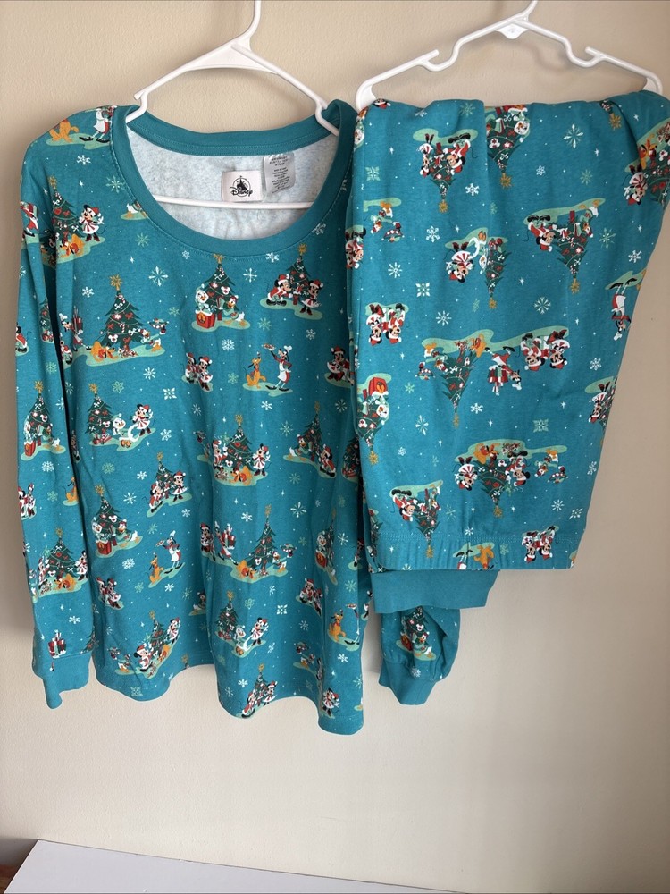 Disney Parks Womens Mickey & Friends Holiday Christmas PJ Set Size 1X NWOT