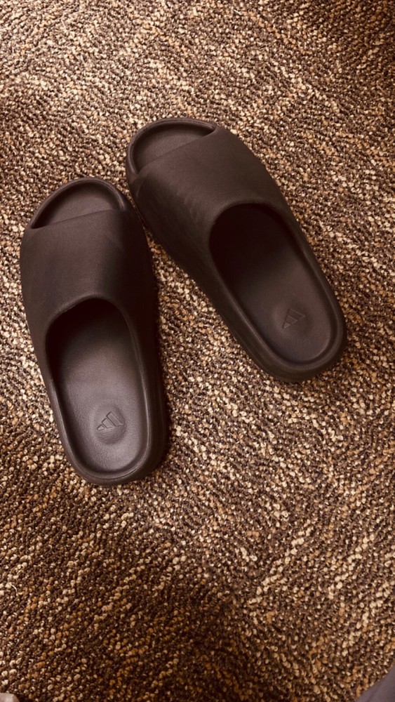 yeezy slide size 11.5 new mens great for causal chill days comfort great unworn