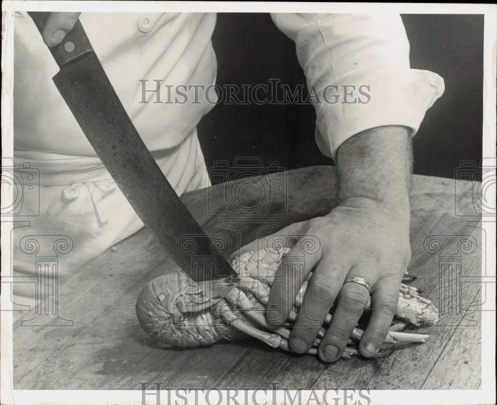 1963 Press Photo A chef cutting the lobster lengthwise - lra74446