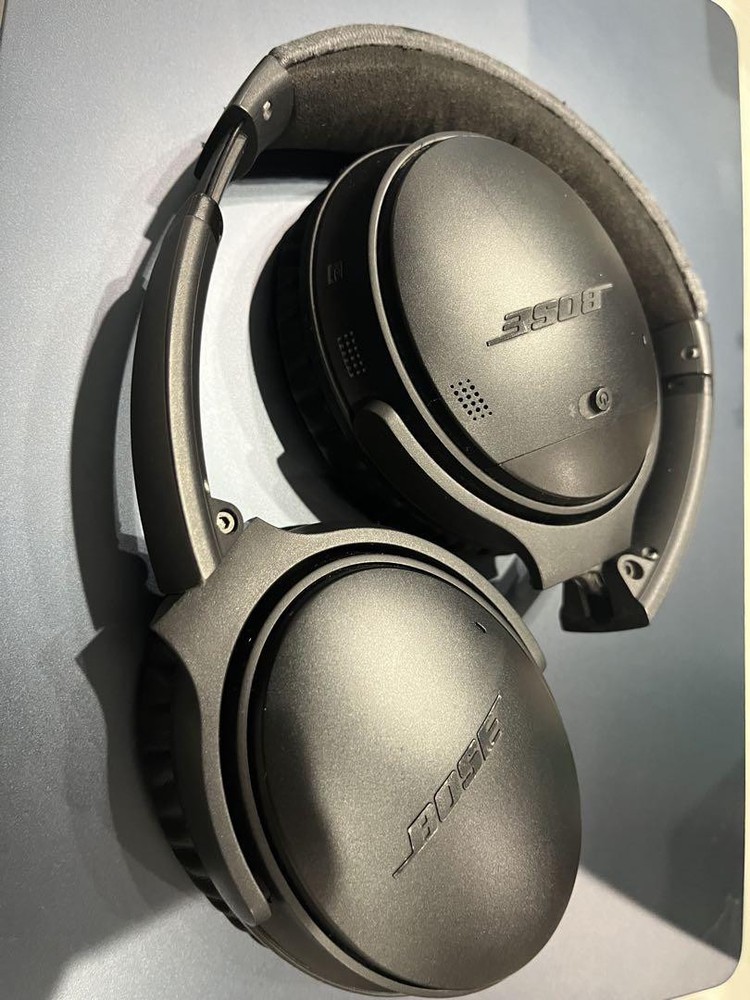 Bose QuietComfort 35 Wireless Noise-Cancelling Headphones in Black - QC35 Model