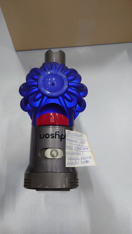 Dyson V7 Cordless Vacuum Used with Weak Battery No Accessories