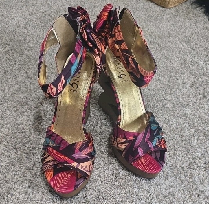 ROUGE SIZE 9  FLORAL PRINT ZIP UP WOTH BOW ON BACK WEDGES ART TO WEAR
