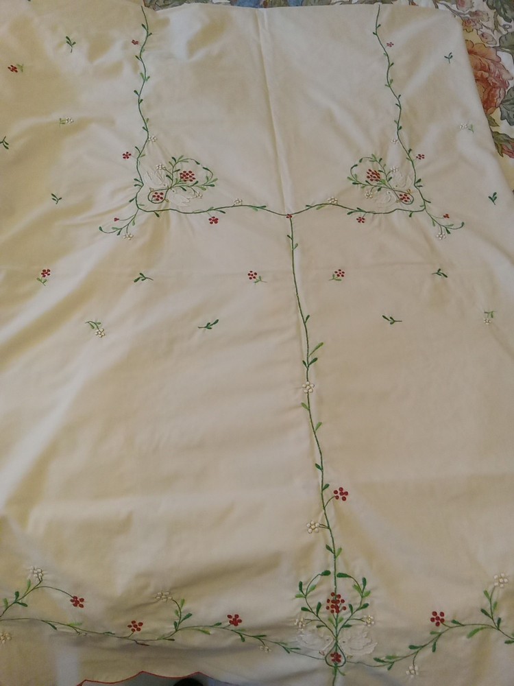 80x60 Cream Tablecloth with Appliqued Doves & Floral Design, Scalloped Edges