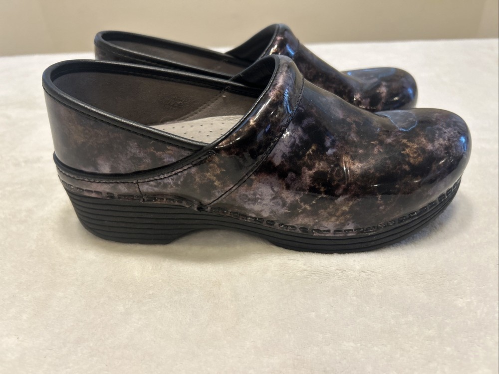 Dansko LT Clogs Women’s 38 Size 8 8.5 Shoes Silver Purple Paisley Patent Leather
