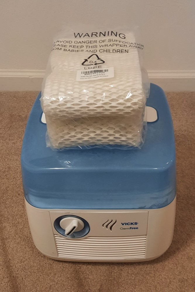 Vicks Model V3900-UV Germ Free Cool Mist Humidifier w/ Filters (2), Pre-Owned