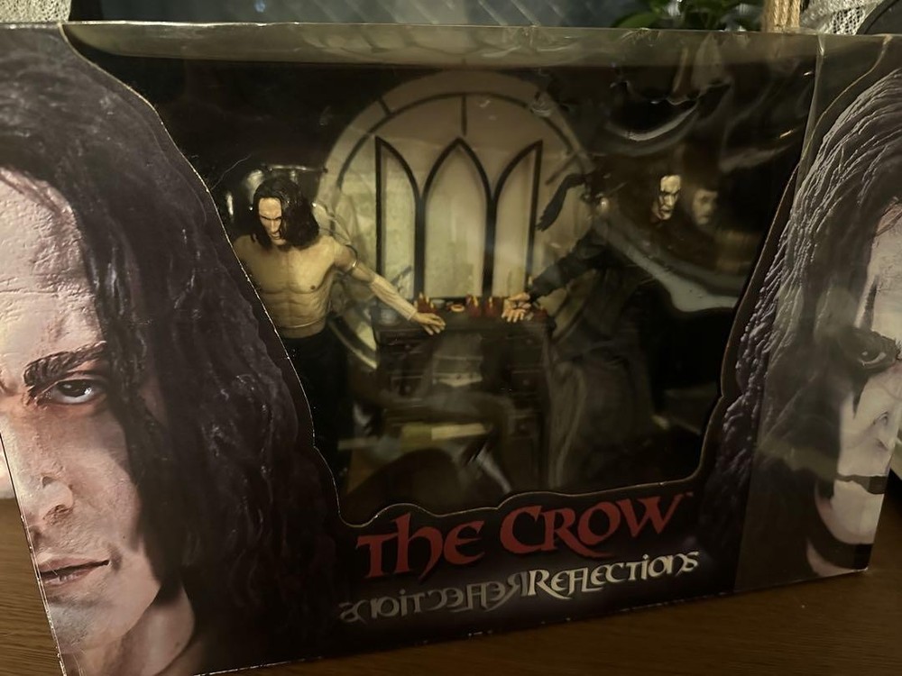 NECA The Crow Deluxe Flying Legend Box Set Collectible Action Figure Pre-Owned
