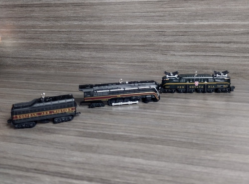 Lionel Train Series Pennsylvania GG-1 Locomotive Hallmark 1998 Ornament