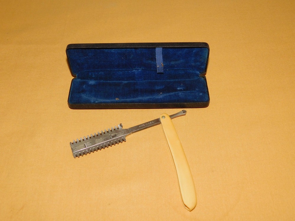 Vintage 1907 Durham Straight Razor in Original Box