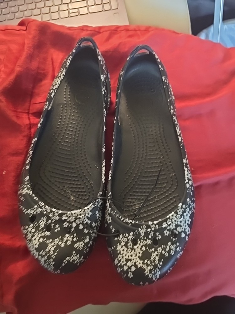 * Crocs Sienna  Women’s Sz 7 floral flats Blk/ Whit