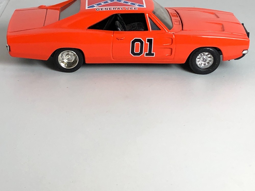 ERTL 1:25 General Lee Dukes of Hazzard Die-Cast Car with Altered Tire