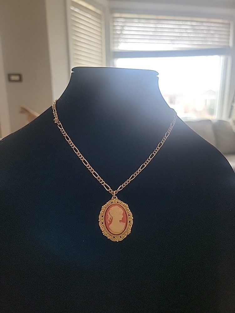 Vintage Style Cameo Pendant Necklace Gold-Tone