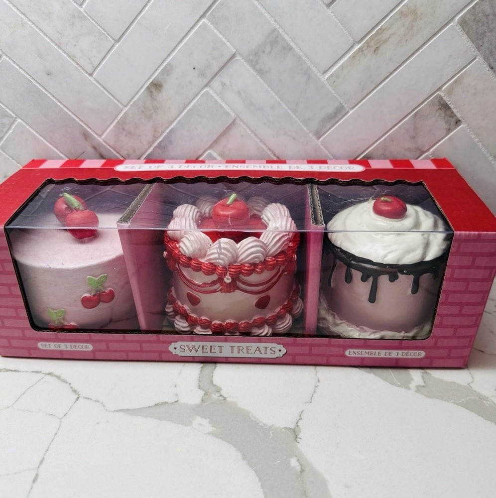 ❤️NIB Sweet Treats Decorative Valentine Cake Trio