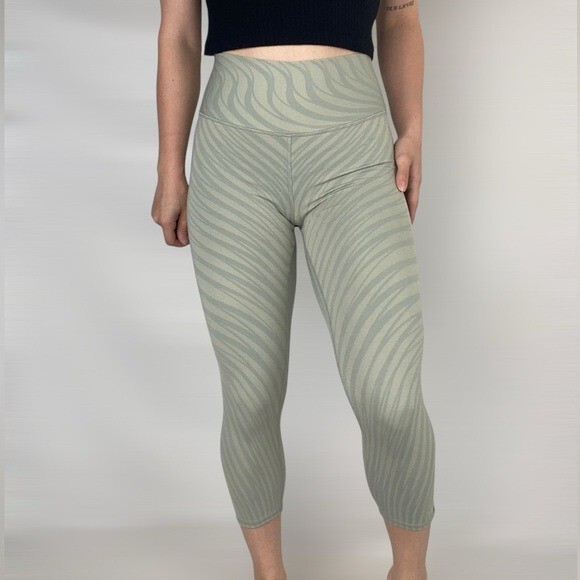 ALO YOGA High Waist Airbrush Capri in Pistachio Waves for Workouts & Yoga