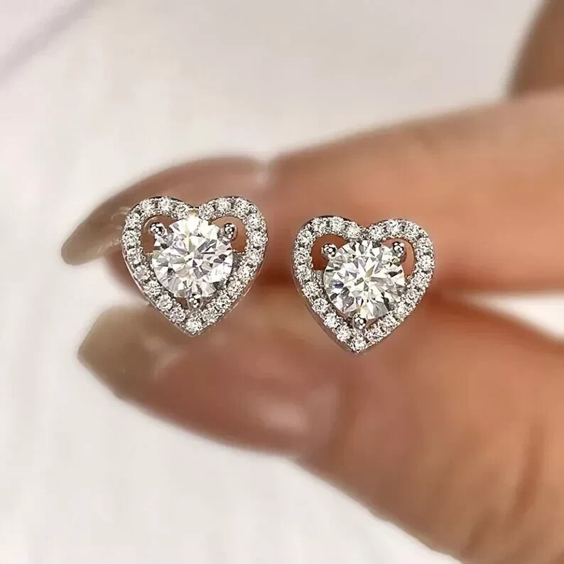 Aretes de boda con halo de moissanita de corte redondo de 2,50 quilates enchapados en oro blanco de 14 quilates