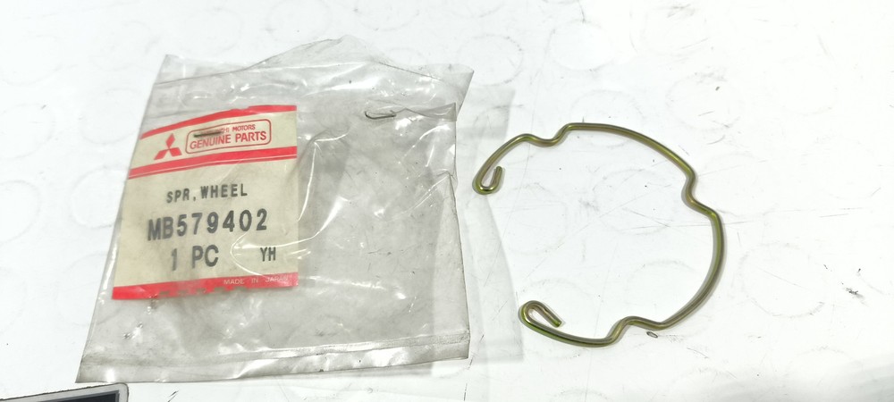 Original Wheel Disc Cover Spring Suitable For Mitsubishi Pajero Lancer Colt