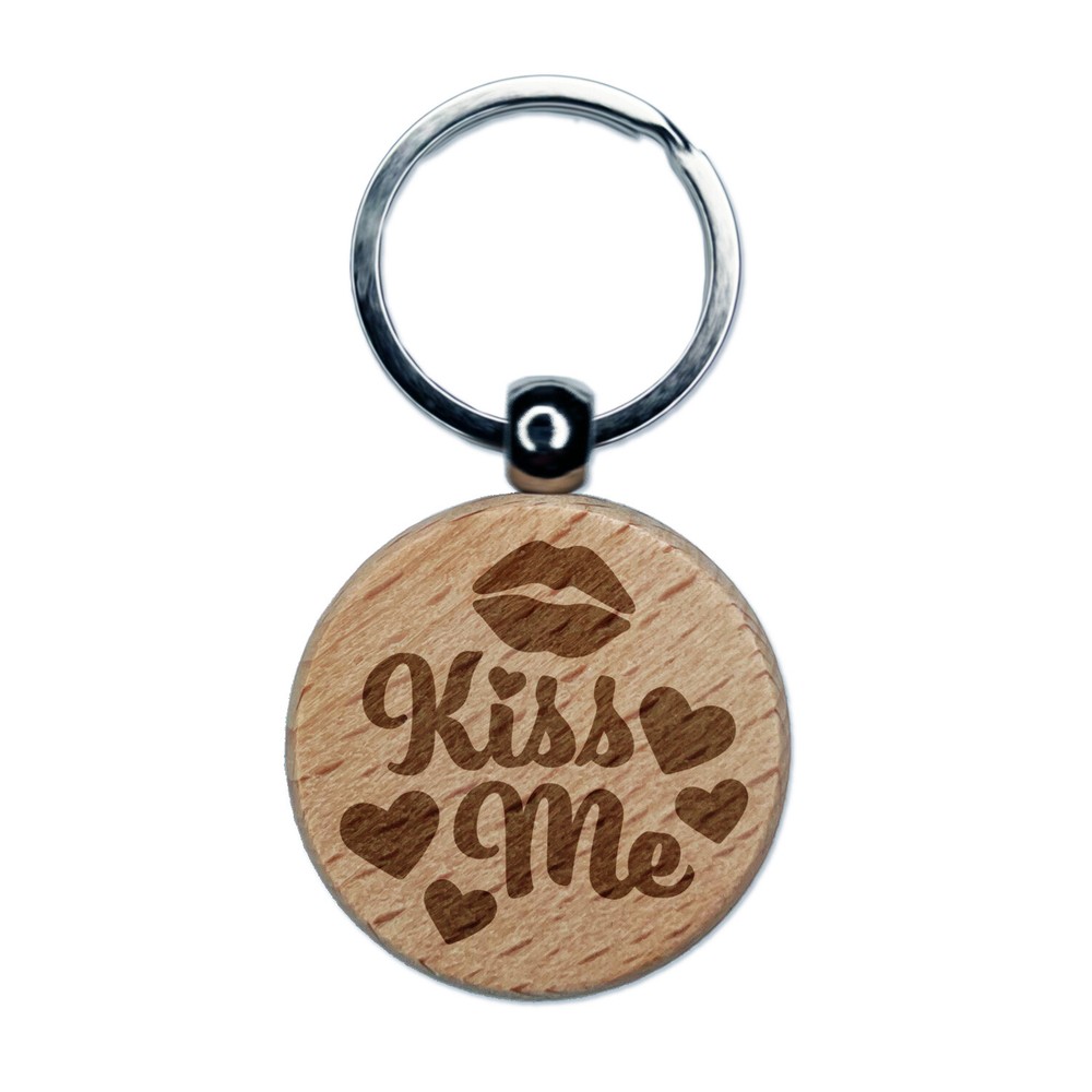 Dije llavero redondo grabado en madera para labios Kiss Me etiqueta