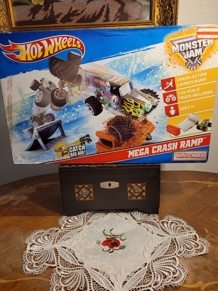 Brand New 2010 Monster Jam Mega Crash Ramp Playset Grave Digger Edition
