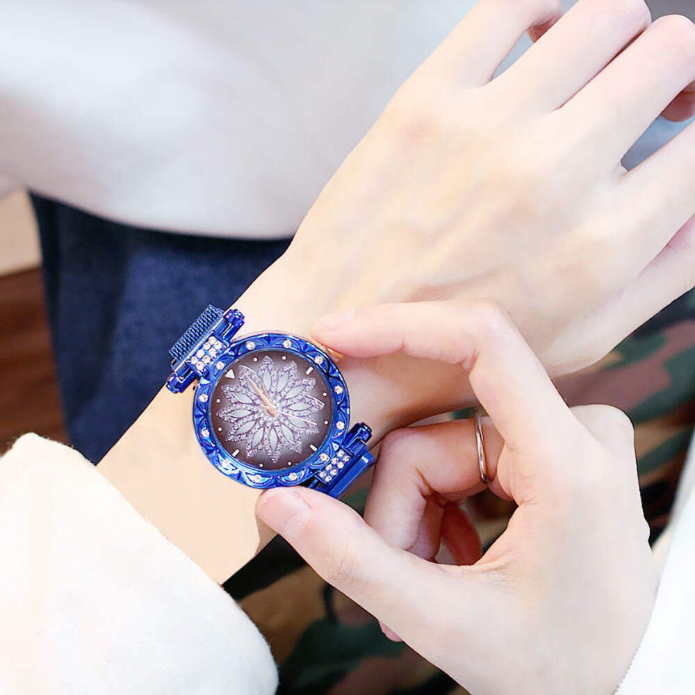 Classic Casual Women's Quartz Watch with Round Dial and Alloy Strap