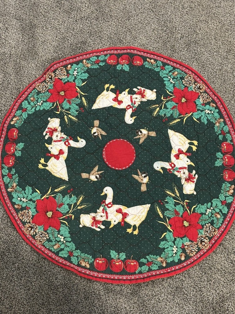 Vintage Hallmark Wamzutra “A Christmas Gathering” Tree Skirt