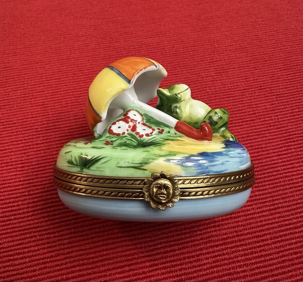 Frog Under Umbrella Limoges France Peint Main Trinket Box