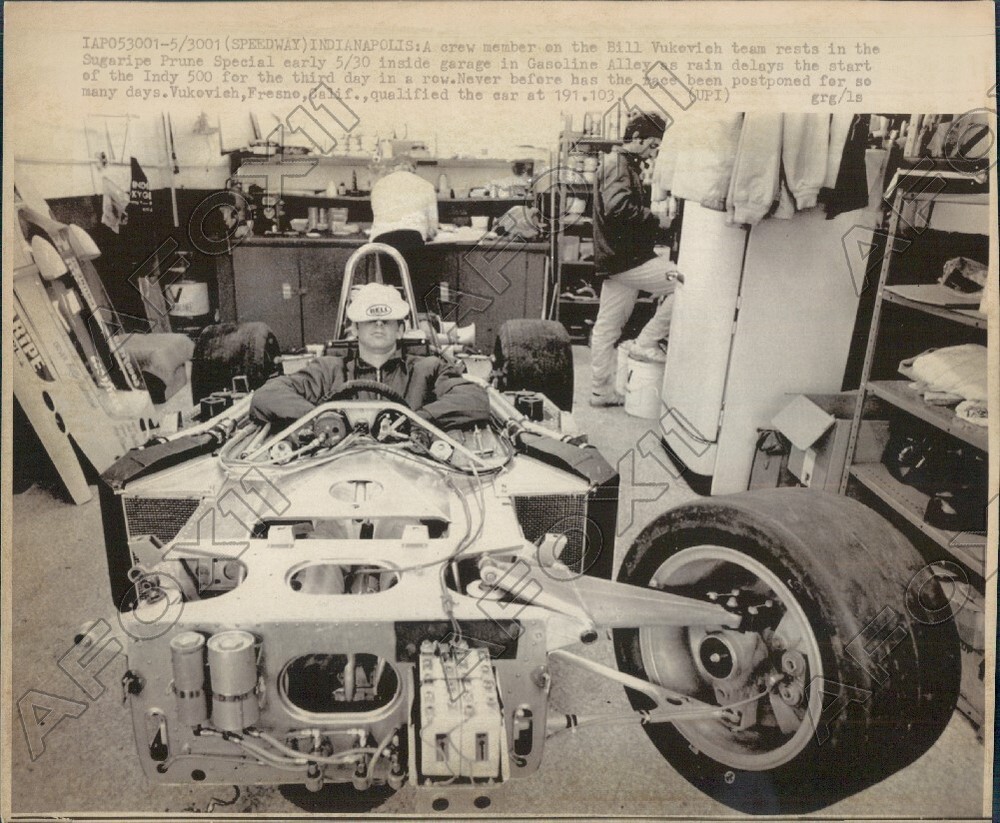 Indianapolis 500 Rainy Day Crew Member Bill Vukevich Rested Press Photo-image