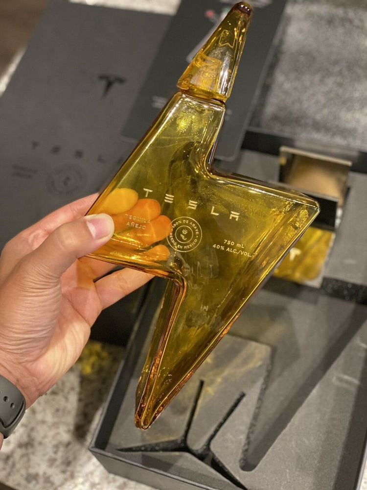️EMPTY TESLA TEQUILA BOTTLE + STAND + BOX LIMITED IN HAND FAST SHIP Elon MNEWk
