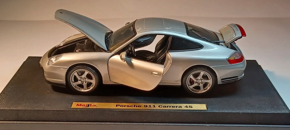MAISTO - Porsche 911 Carrera 4S - Scale 1/18 - Silver -  Diecast Car