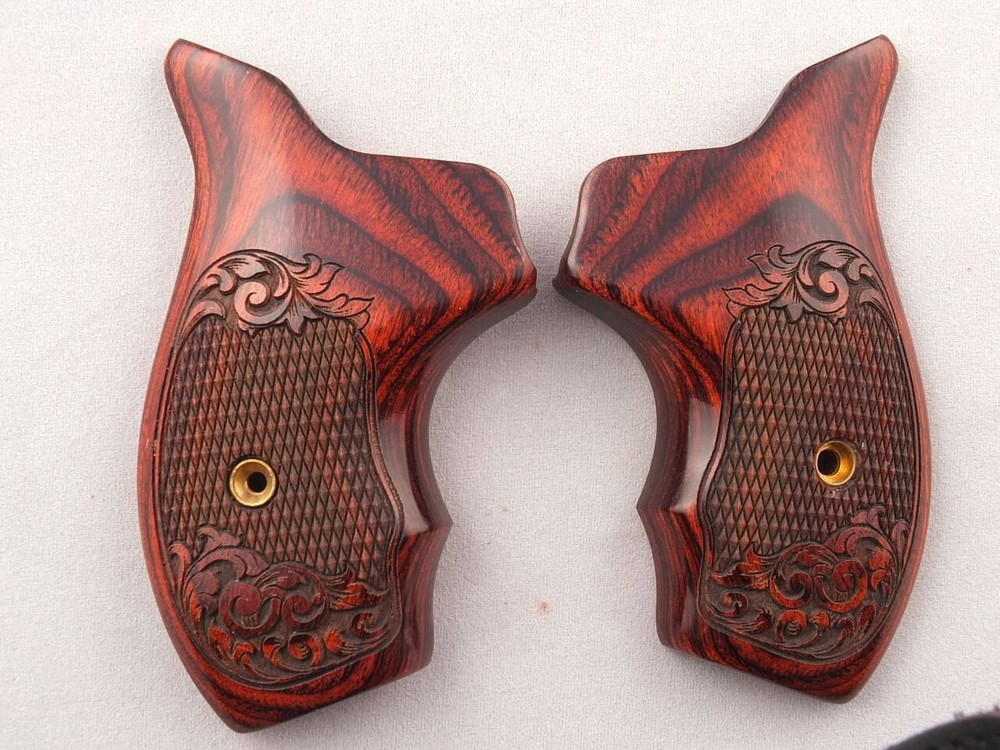 KIMBER K6s SUPER ROSEWOOD ENGRAVED/CHECKERED BOOT GRIPS-DA MODEL ONLY