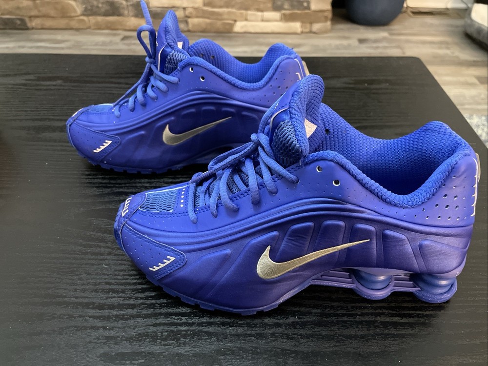 Nike Women's Shox R4 sneakers in the Racer Blue/Metallic Silver Size 6