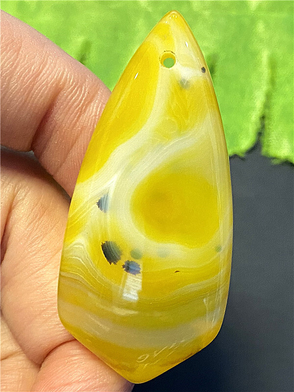 KU38595 47x22x6mm Yellow White Striped Agate Shield Pendant Bead