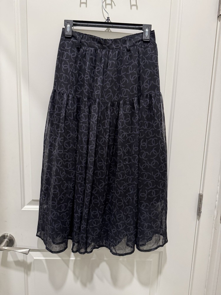 Chanel long skirt with logo and lining. Size S