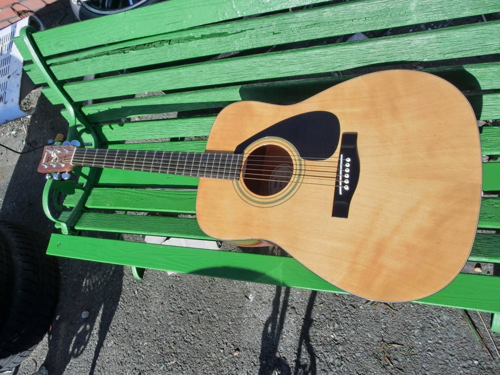 Yamaha FG-411 Folk Guitar with Hard Case Included