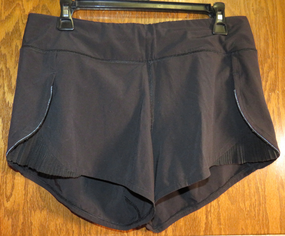 Lululemon 8 Play Off The Pleats Short Black Reflective EUC! Rare!