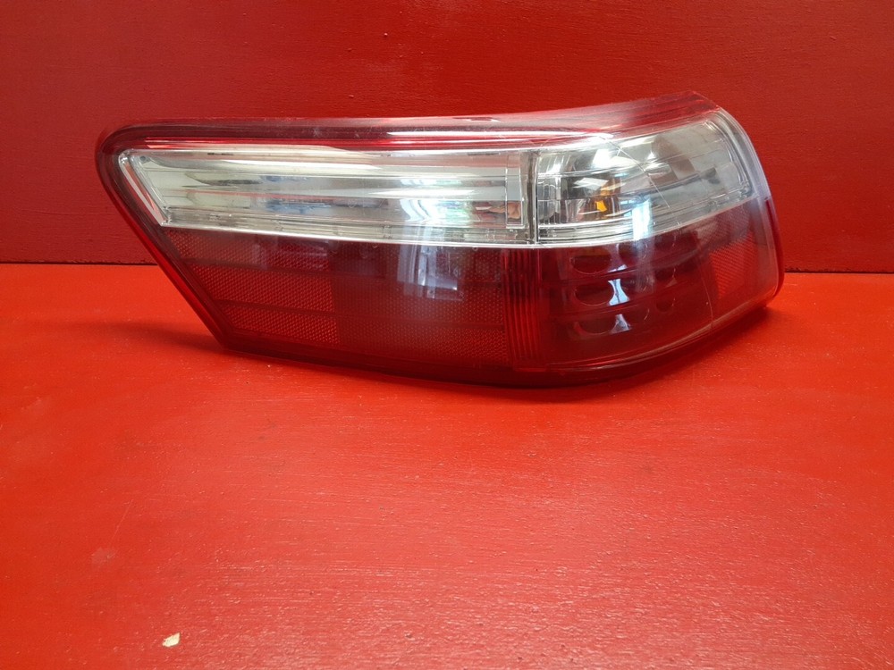 2007 - 2009 Toyota Camry LEFT REAR DRIVER Side Tail Light Quarter Panel Mounted