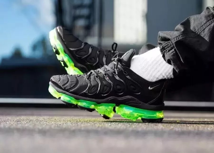DS Nike Air VaporMax Plus Black and green Men's sneakers