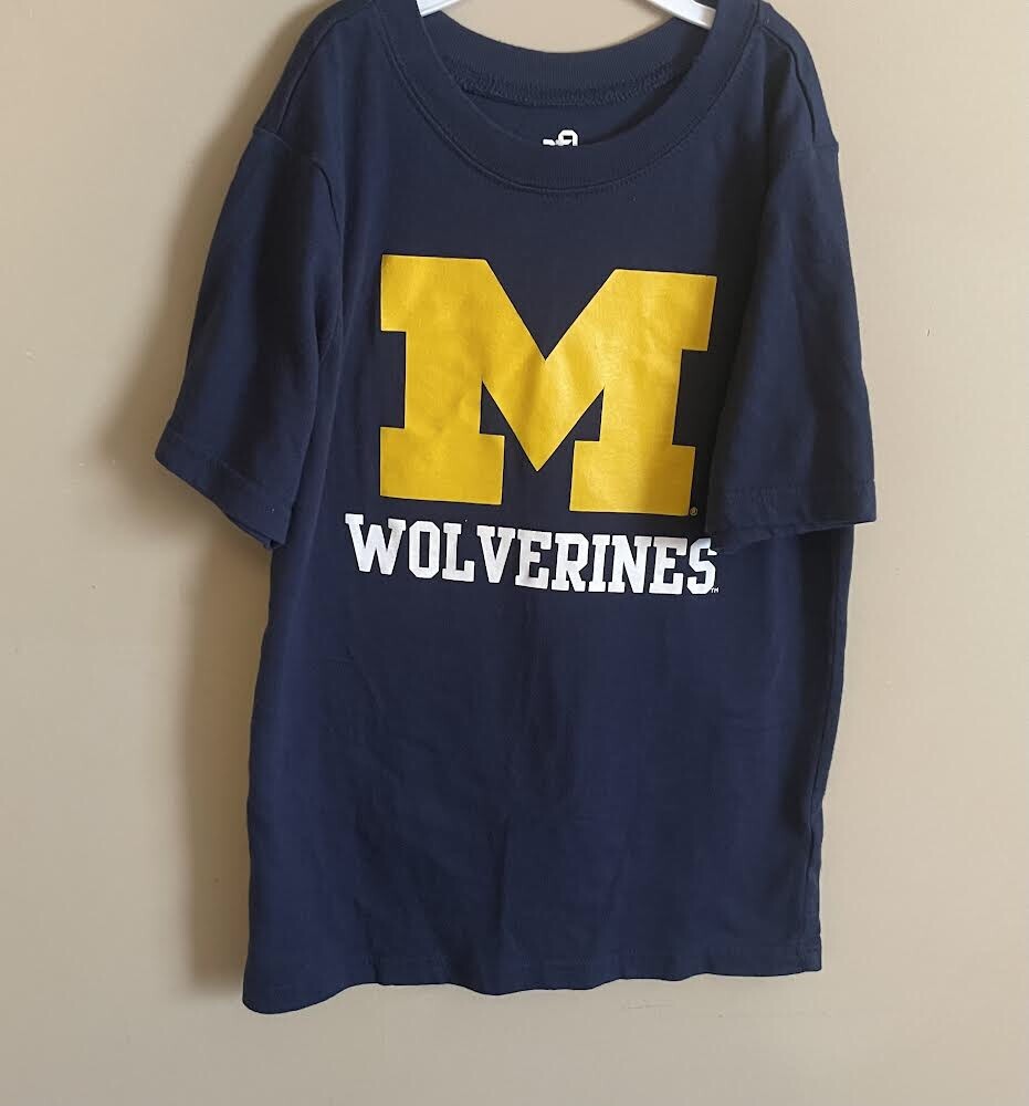 Boys UNIVERSITY of MICHIGAN Wolverines Navy Blue youth T-shirt Size 8