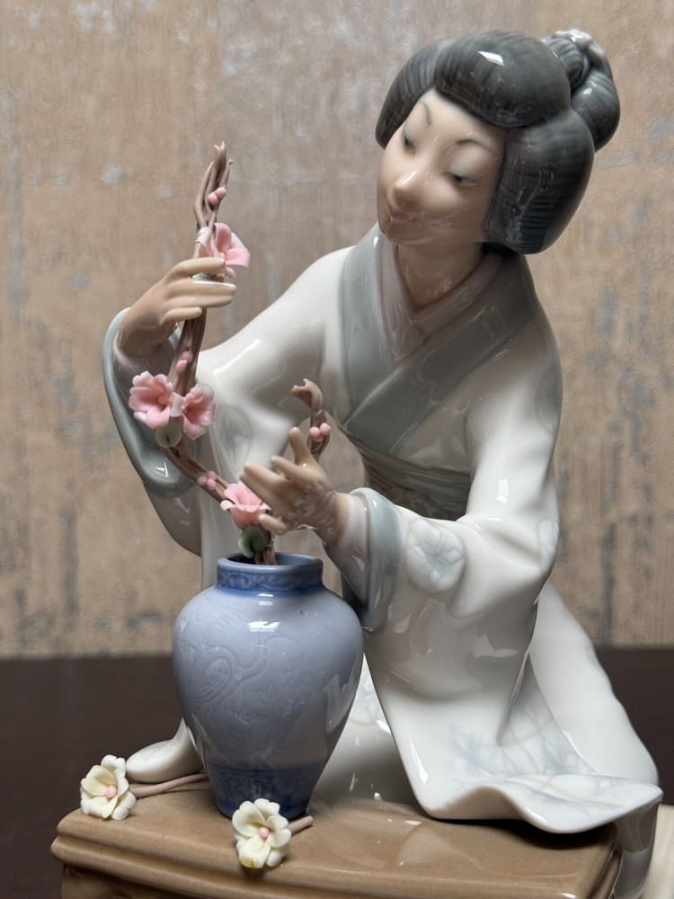 Lladro Porcelain Japanese Girl Figurine 4840 7.5 Inch Decorative Collectible