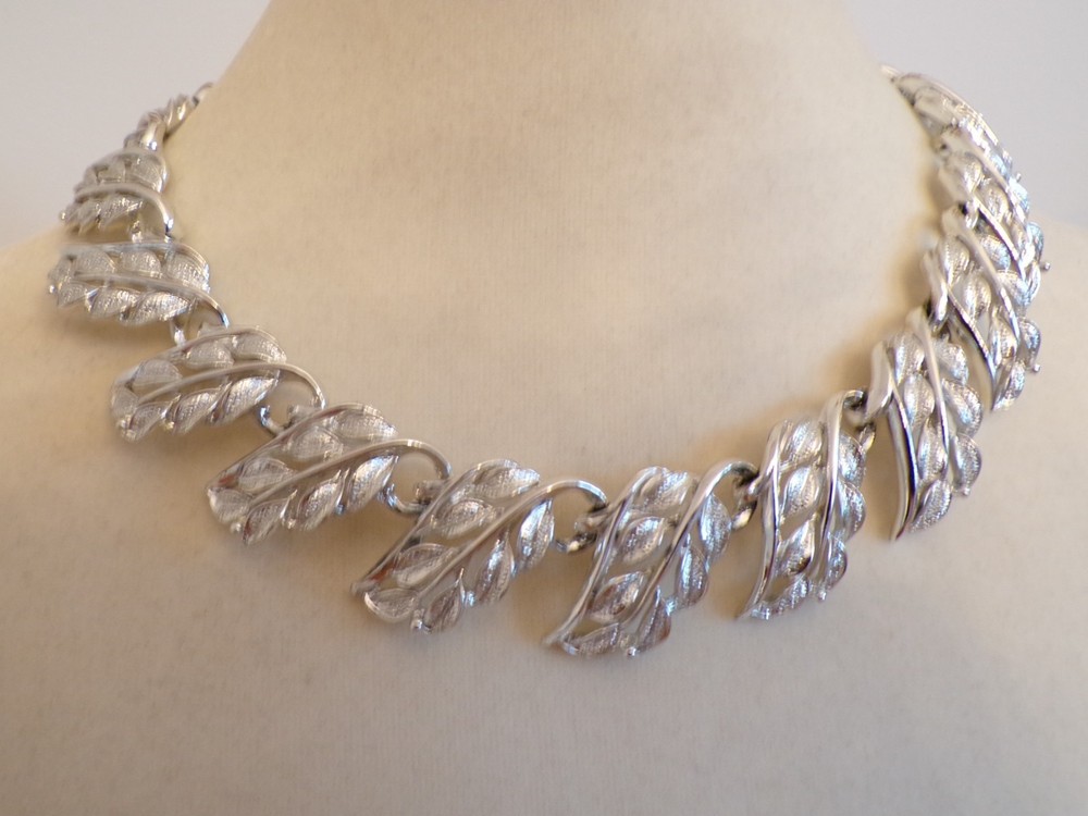 Vintage Textured Silver Tone Leaf Link Choker Necklace 15.5