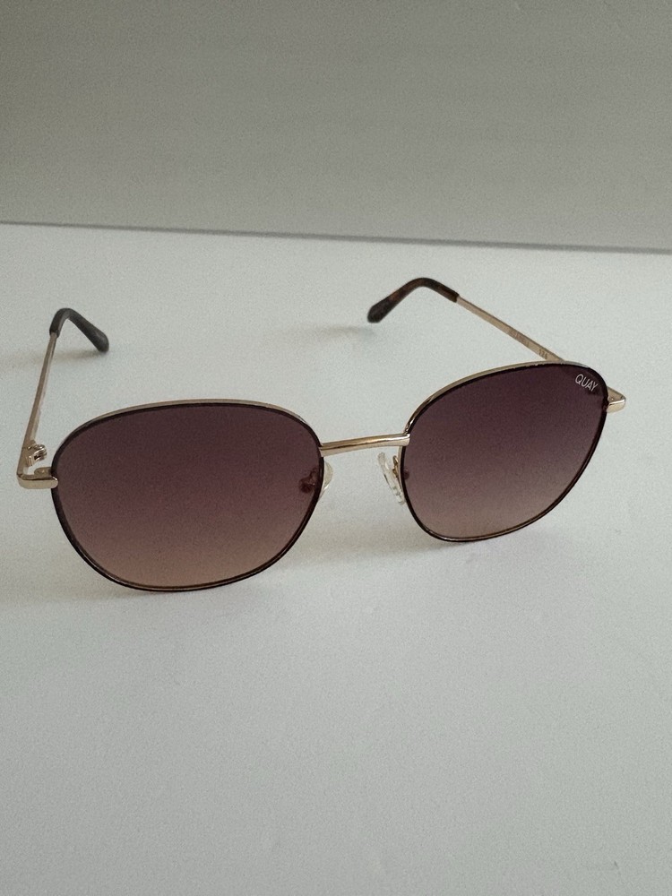 Quay JEZABELL  Sunglasses Gold  Bold Oversized And Effortless Chic EUC