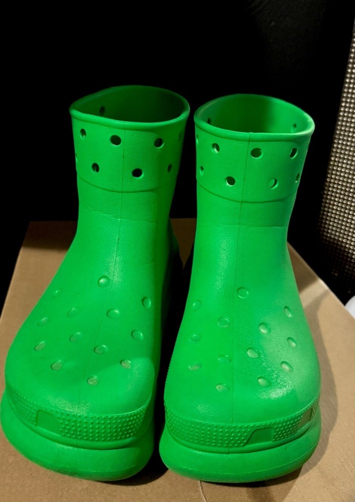 Crocs W11 Boots in Size M9 for Ultimate Comfort and Style